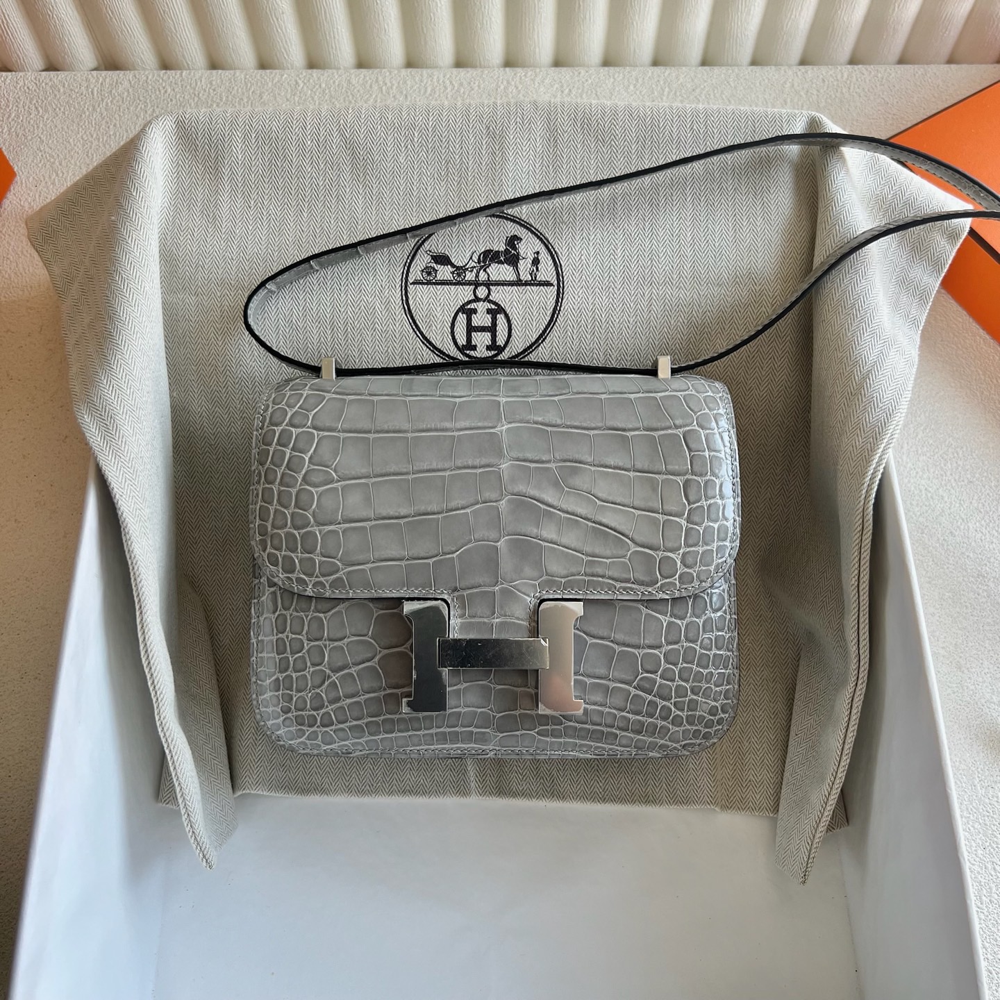 愛馬仕康康包臺灣價格多少錢 Hermes Constance 19 Shiny Alligator Crocodile Gris Neve 冰晶灰