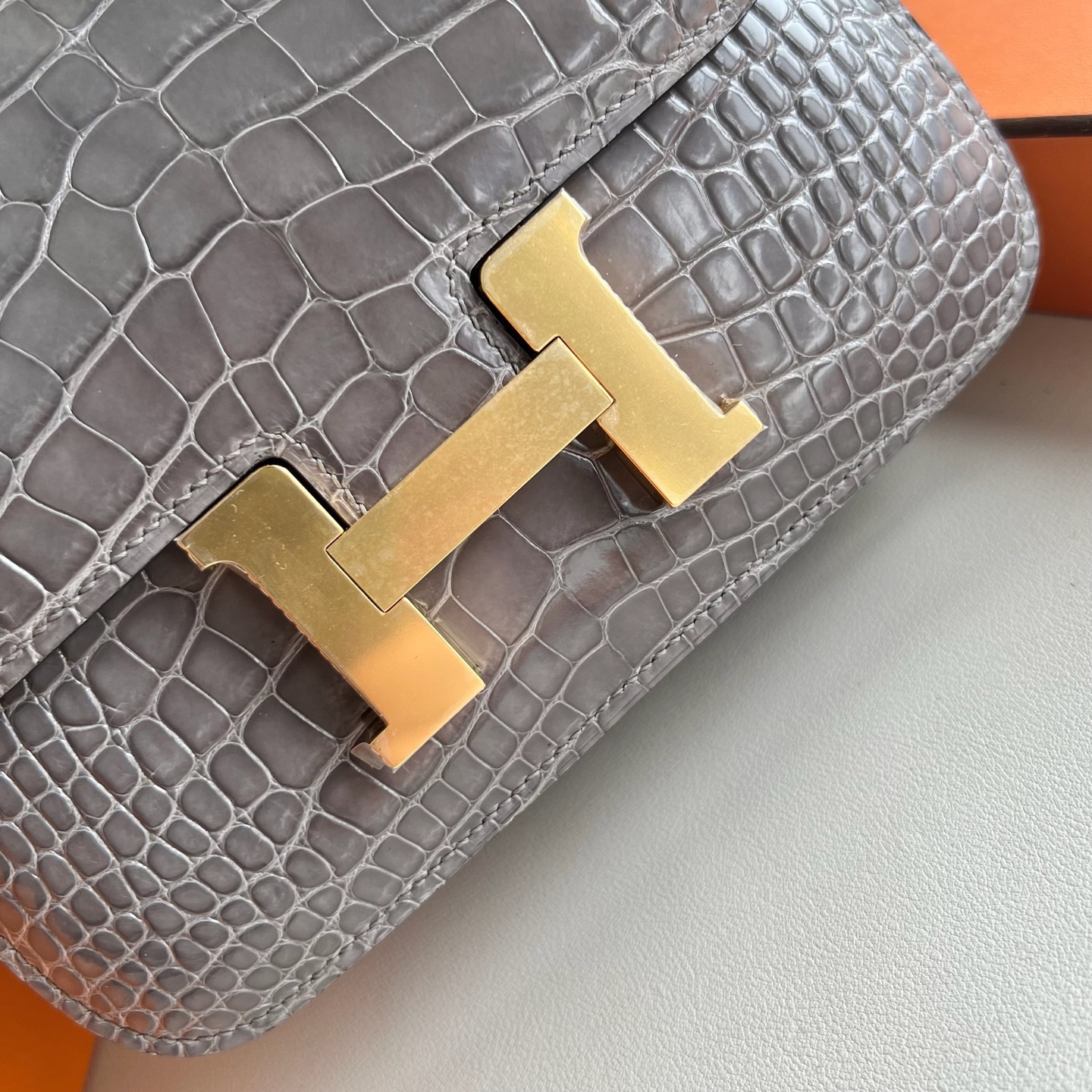 愛馬仕康康包中國售價多少錢 Hermes Constance 19 Shiny Alligator Crocodile Gris Neve冰晶灰