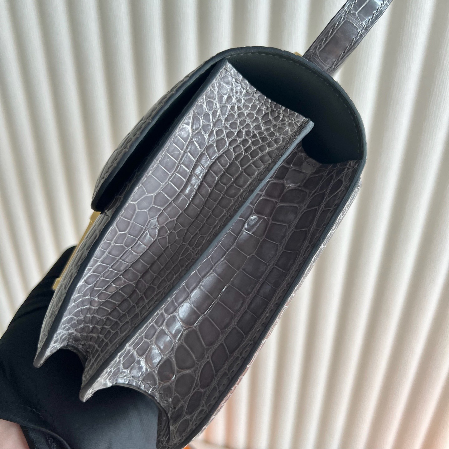 愛馬仕康康包中國售價多少錢 Hermes Constance 19 Shiny Alligator Crocodile Gris Neve冰晶灰