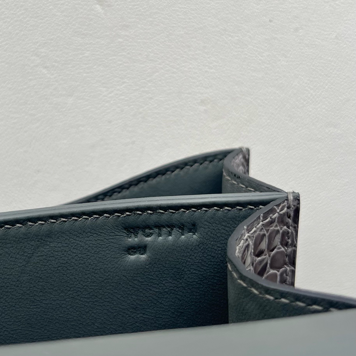 愛馬仕康康包中國售價多少錢 Hermes Constance 19 Shiny Alligator Crocodile Gris Neve冰晶灰