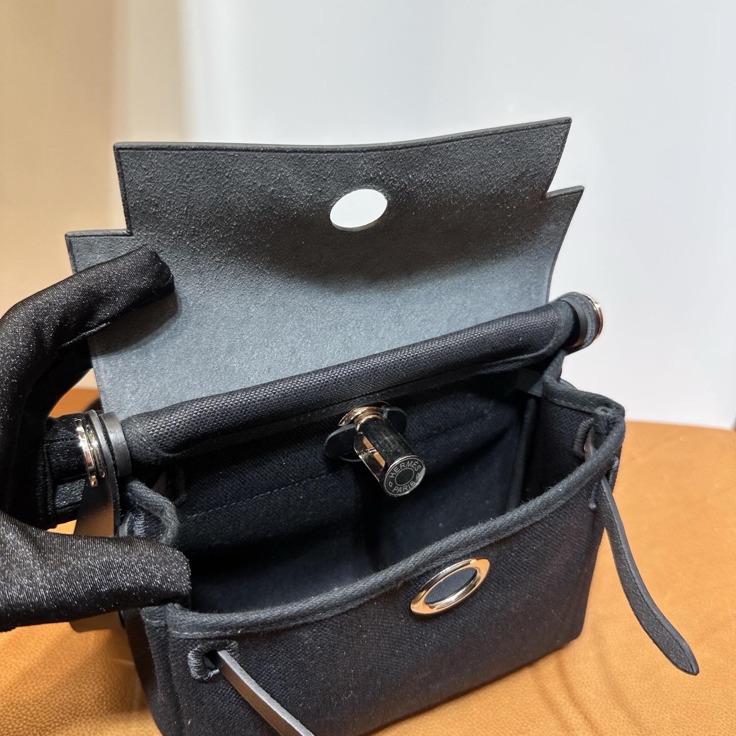 愛馬仕包包香港網站地址Hermes Mini Herbag 20 迷你黑色斜挎包經典款單肩包