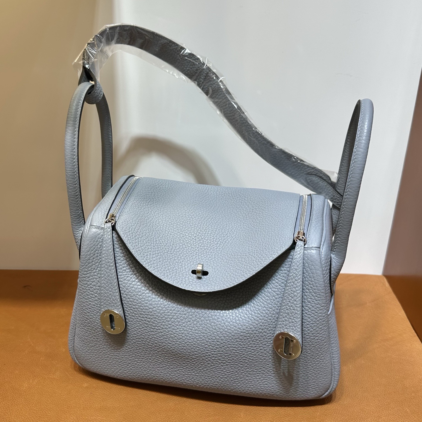 愛馬仕琳迪包香港售價多少 Hermes Lindy 26 Clemence J7 Bleu Lin亞麻藍銀色五金