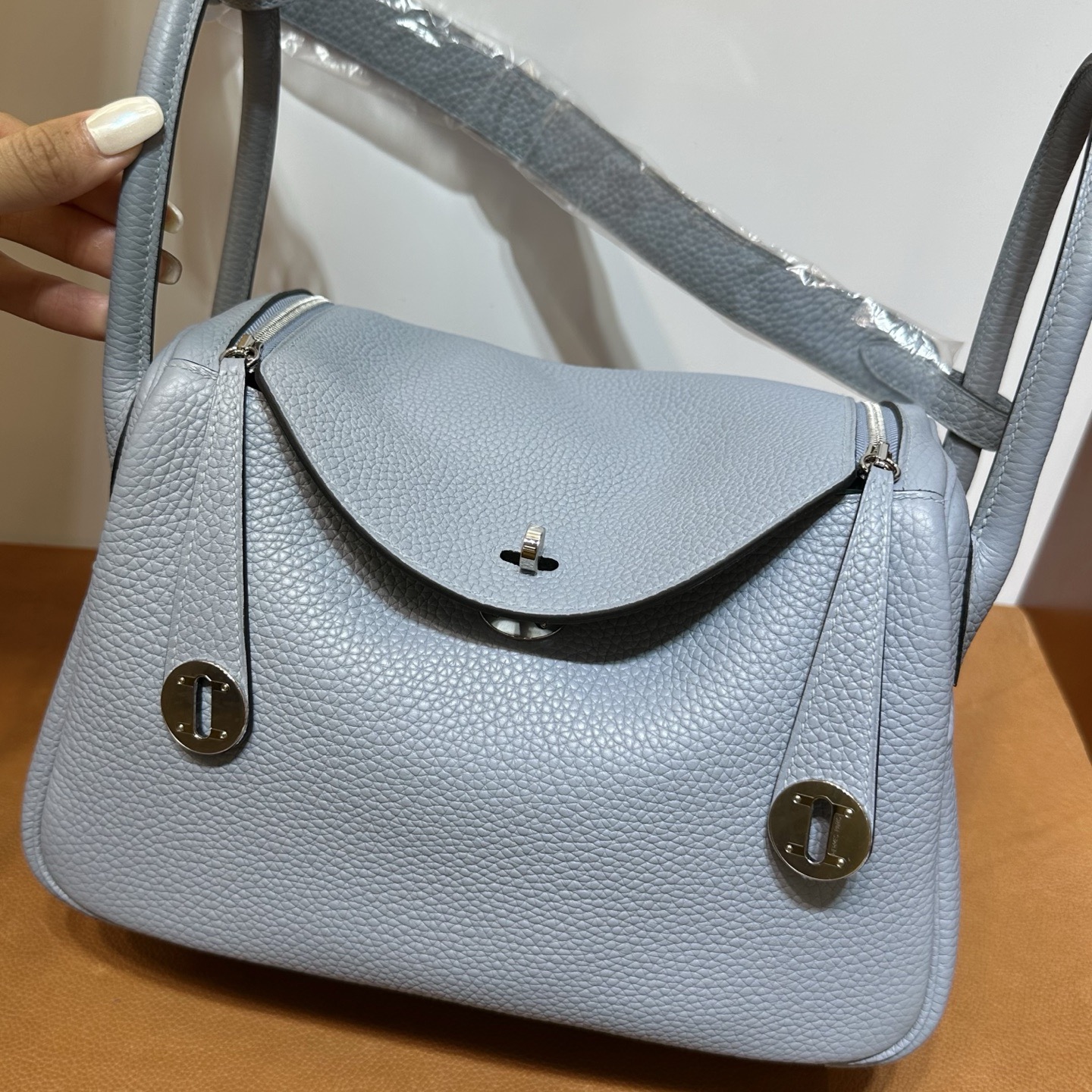 愛馬仕琳迪包香港售價多少 Hermes Lindy 26 Clemence J7 Bleu Lin亞麻藍銀色五金