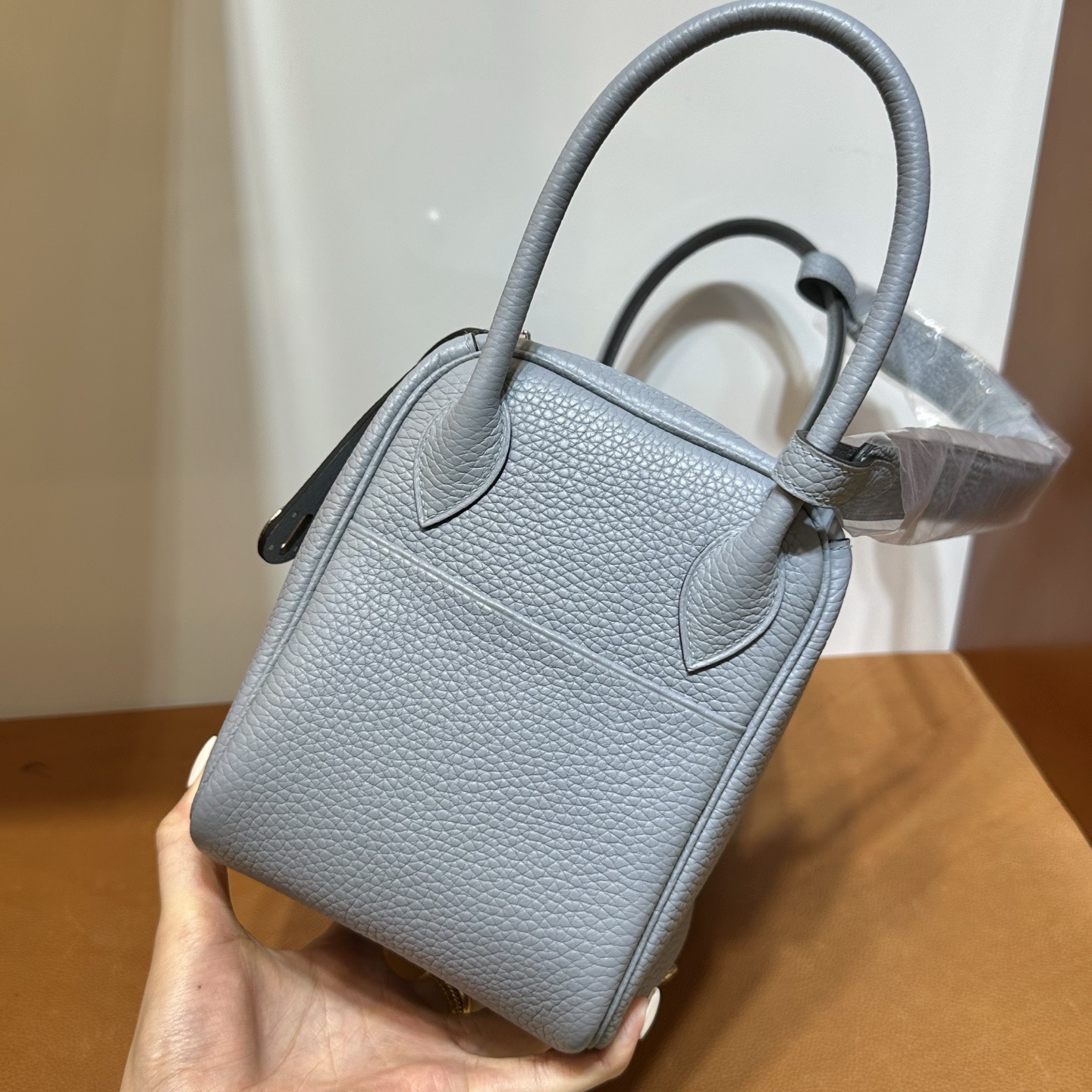 愛馬仕琳迪包香港售價多少 Hermes Lindy 26 Clemence J7 Bleu Lin亞麻藍銀色五金
