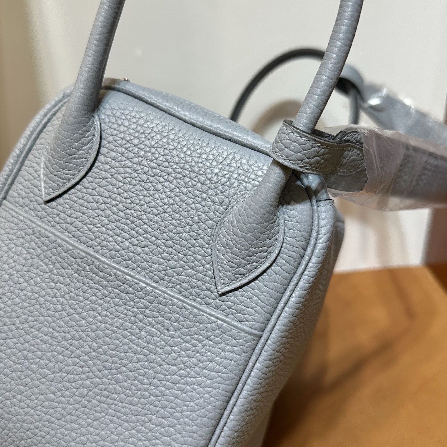 愛馬仕琳迪包香港售價多少 Hermes Lindy 26 Clemence J7 Bleu Lin亞麻藍銀色五金