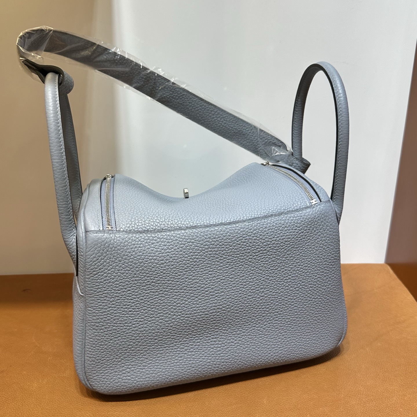 愛馬仕琳迪包香港售價多少 Hermes Lindy 26 Clemence J7 Bleu Lin亞麻藍銀色五金