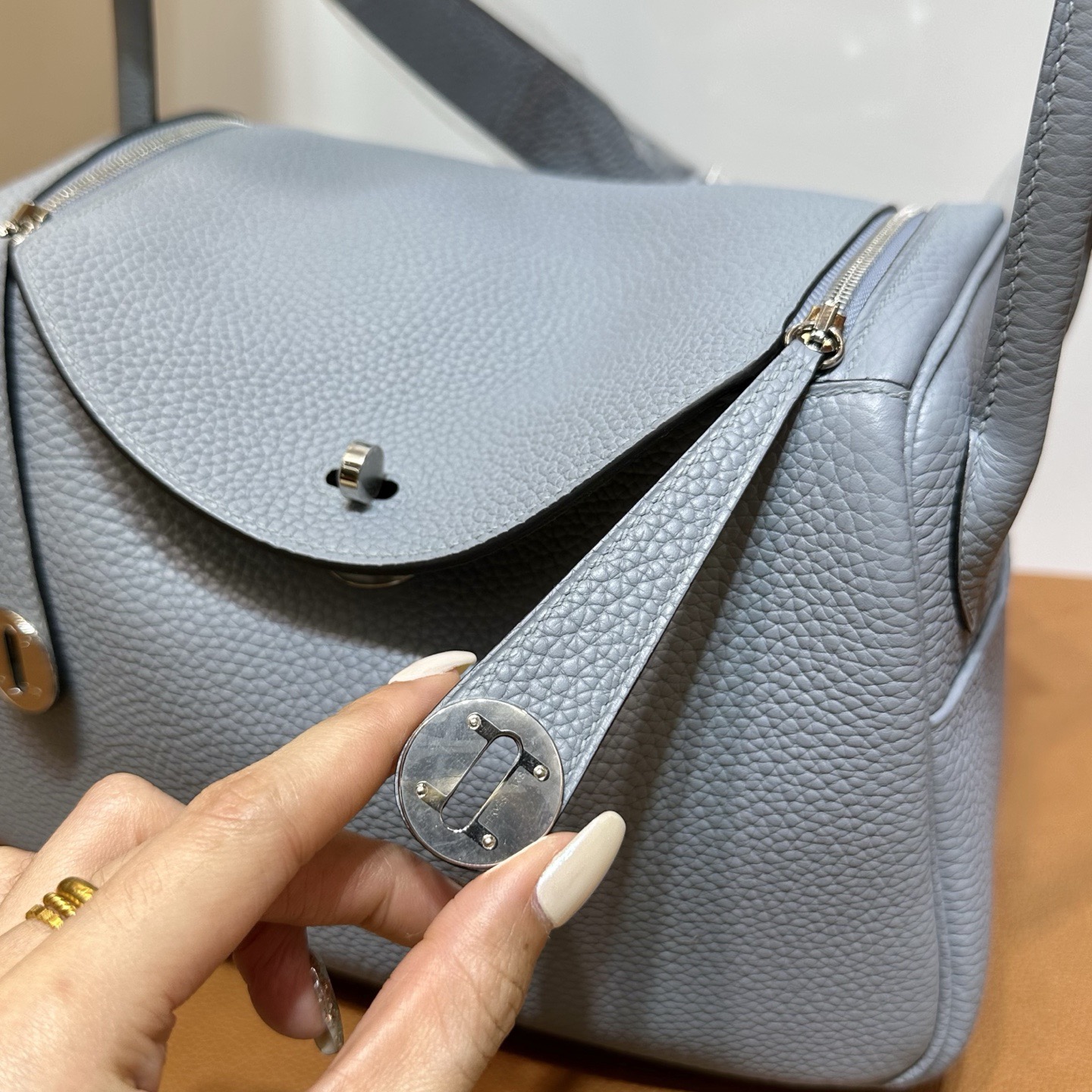 愛馬仕琳迪包香港售價多少 Hermes Lindy 26 Clemence J7 Bleu Lin亞麻藍銀色五金