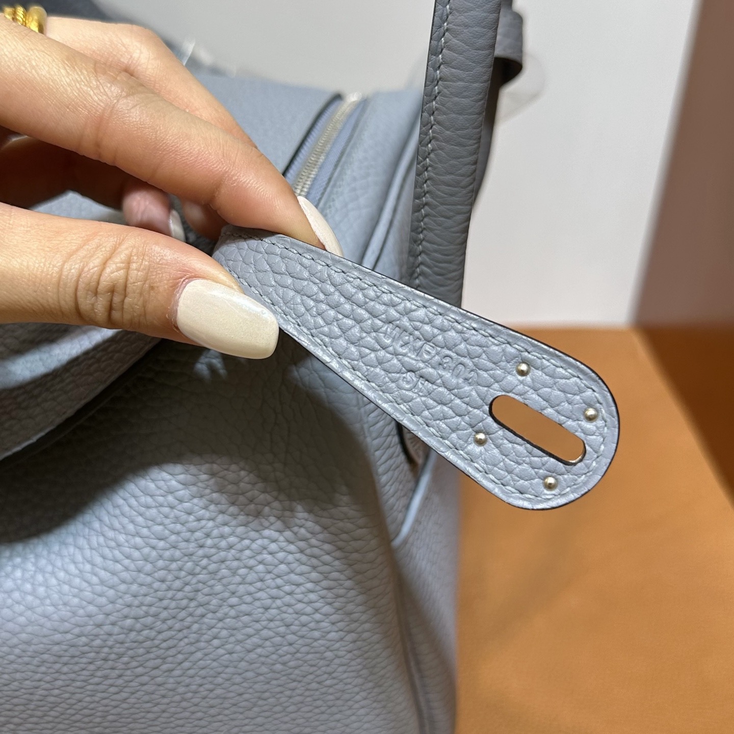 愛馬仕琳迪包香港售價多少 Hermes Lindy 26 Clemence J7 Bleu Lin亞麻藍銀色五金