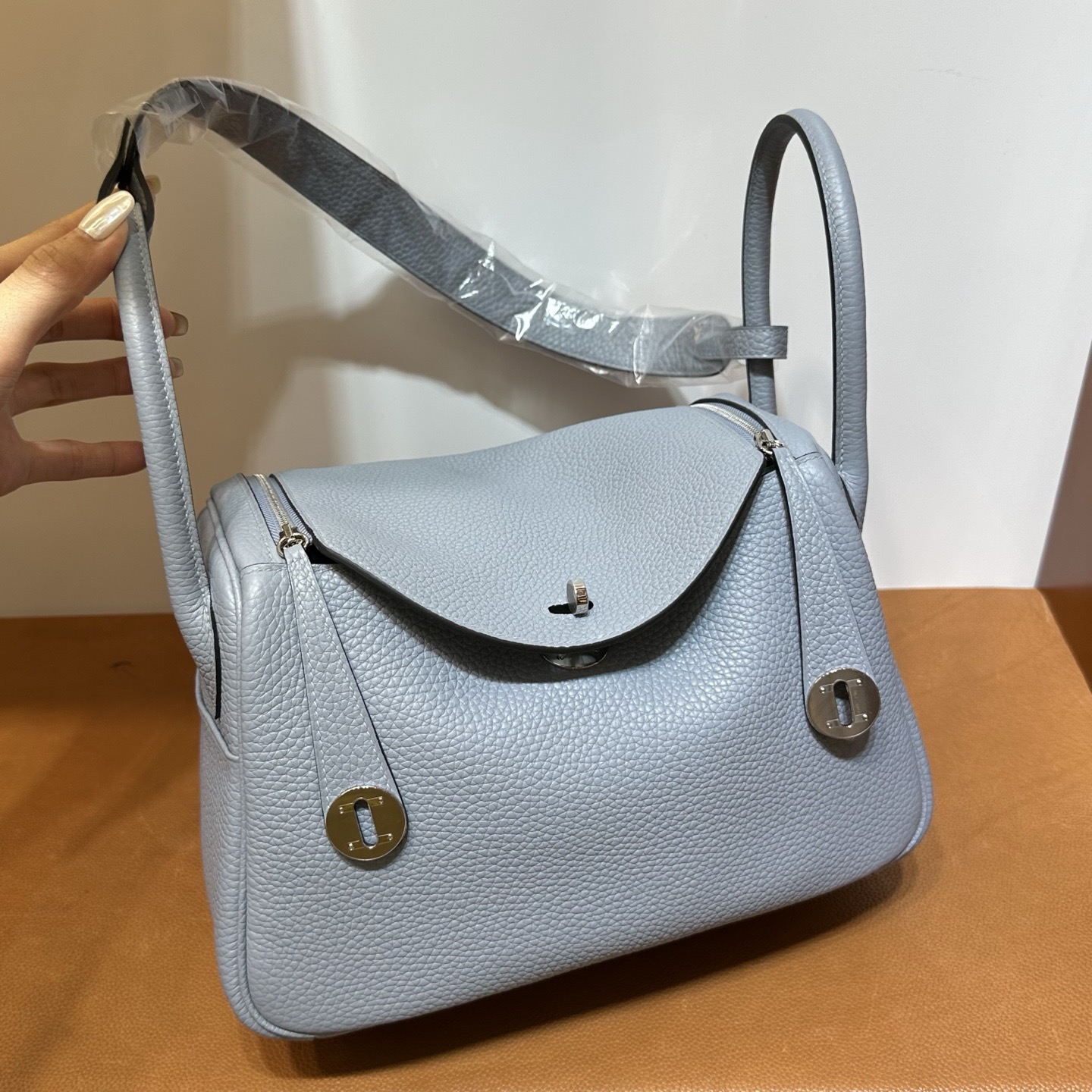 愛馬仕琳迪包香港售價多少 Hermes Lindy 26 Clemence J7 Bleu Lin亞麻藍銀色五金