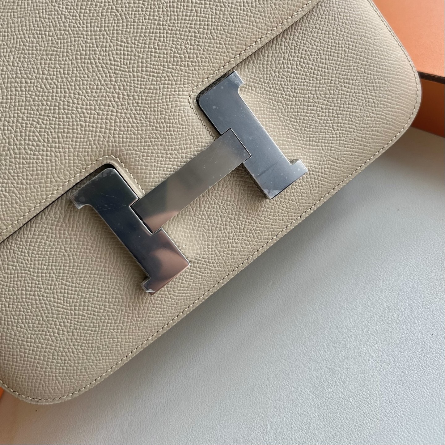 愛馬仕包包康康24包臺灣售價多少 Hermes Constance 24 Epsom Trench風衣灰 內拼 Chai奶茶色