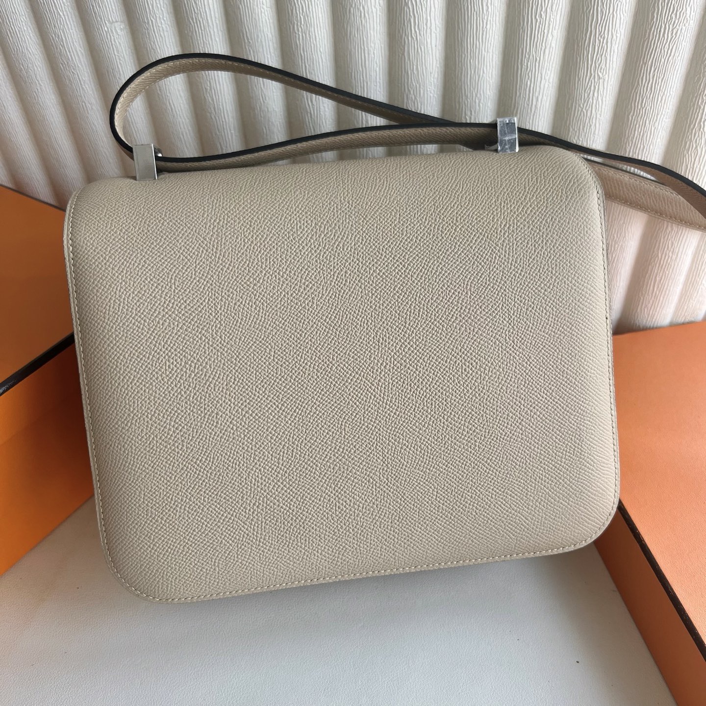愛馬仕包包康康24包臺灣售價多少 Hermes Constance 24 Epsom Trench風衣灰 內拼 Chai奶茶色