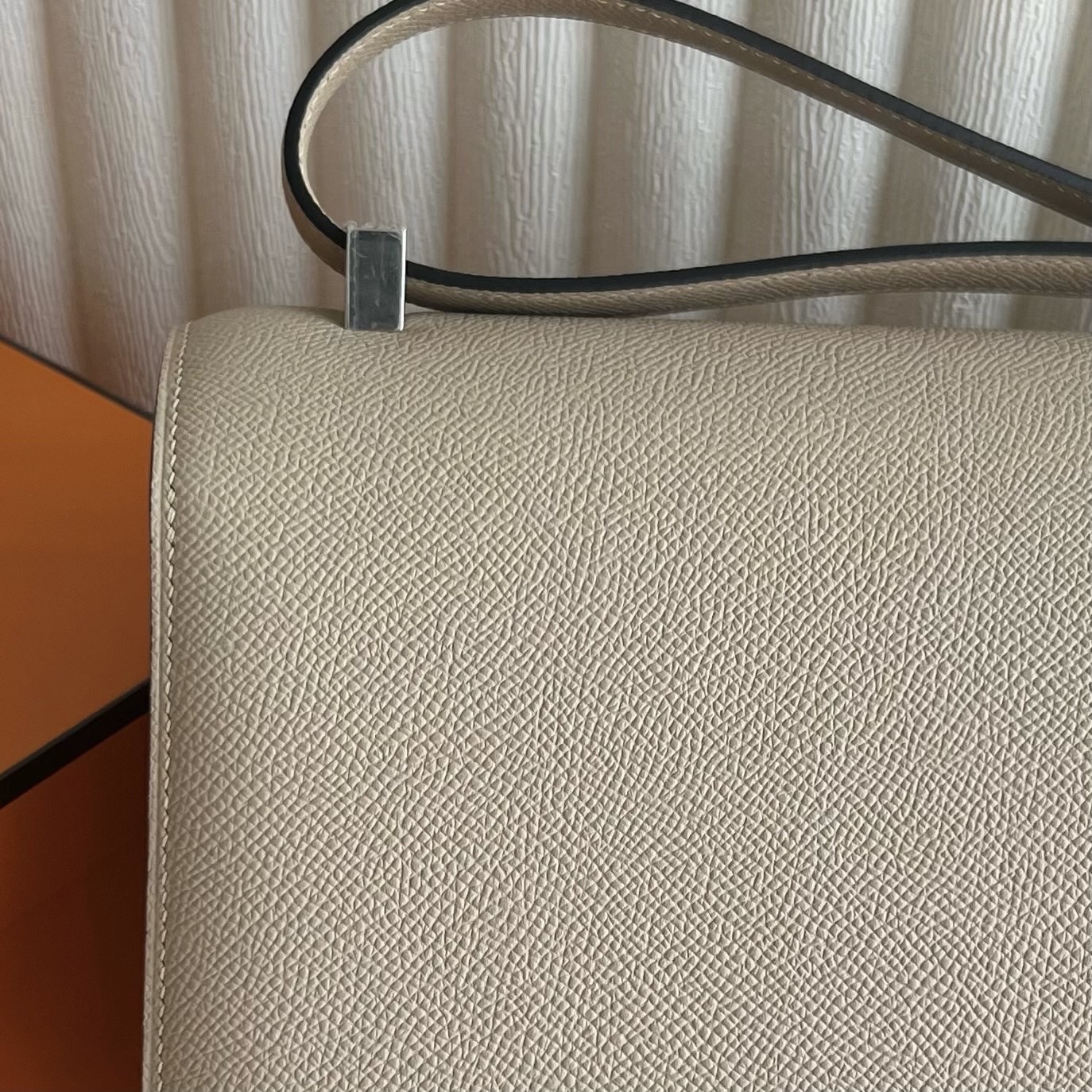 愛馬仕包包康康24包臺灣售價多少 Hermes Constance 24 Epsom Trench風衣灰 內拼 Chai奶茶色