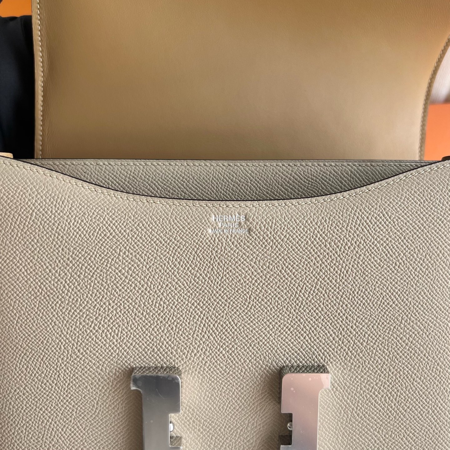 愛馬仕包包康康24包臺灣售價多少 Hermes Constance 24 Epsom Trench風衣灰 內拼 Chai奶茶色