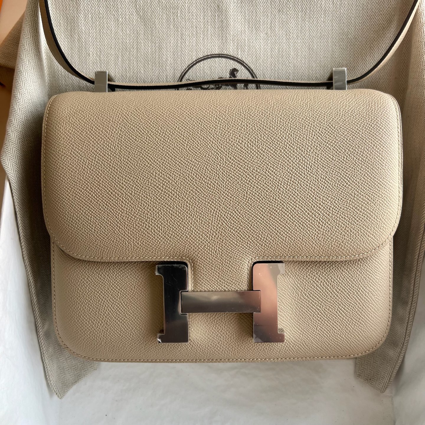 愛馬仕包包康康24包臺灣售價多少 Hermes Constance 24 Epsom Trench風衣灰 內拼 Chai奶茶色