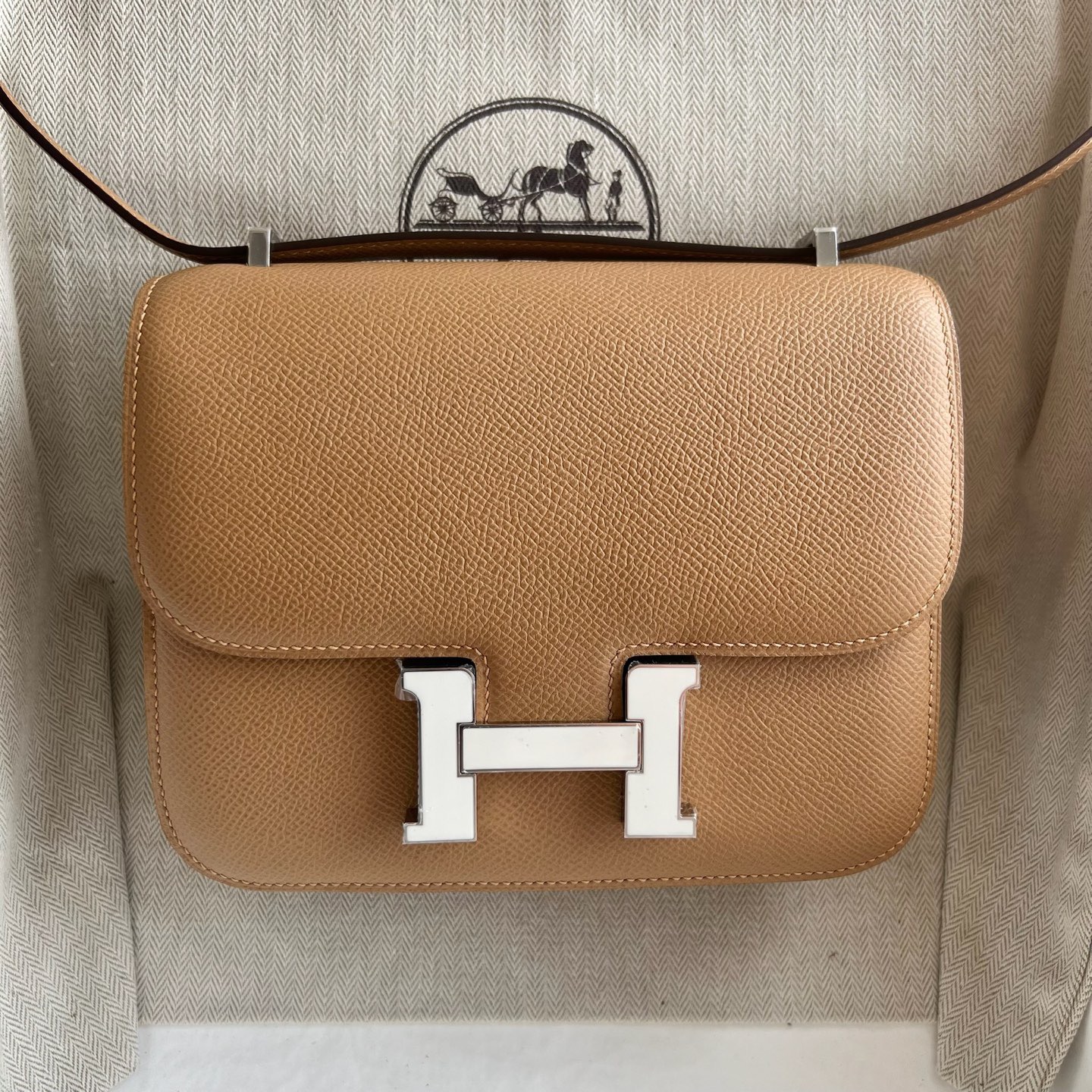 愛馬仕康康刻印2025年份Hermes Constance 18 Epsom 鏡子款 Chai奶茶色配珐琅扣