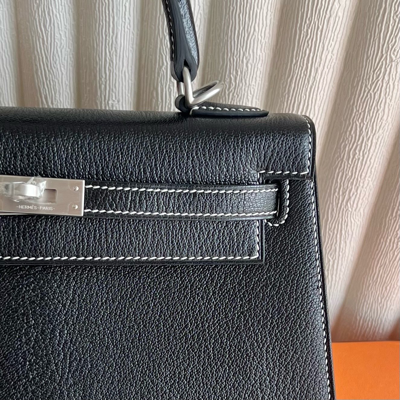 愛馬仕Kelly包香港價格 Hermès Kelly 25 Chever 山羊皮 黑色内拼Gris Perle 珍珠灰磨砂銀扣