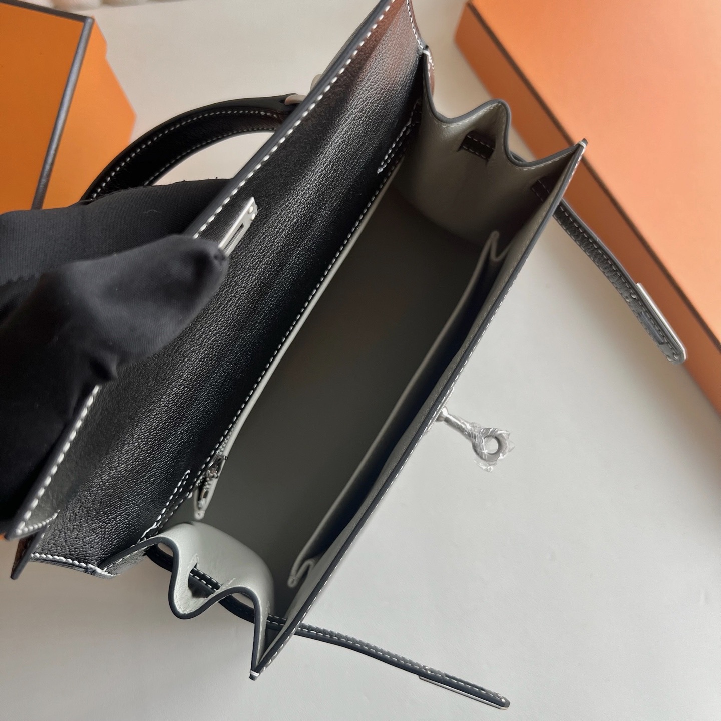 愛馬仕Kelly包香港價格 Hermès Kelly 25 Chever 山羊皮 黑色内拼Gris Perle 珍珠灰磨砂銀扣