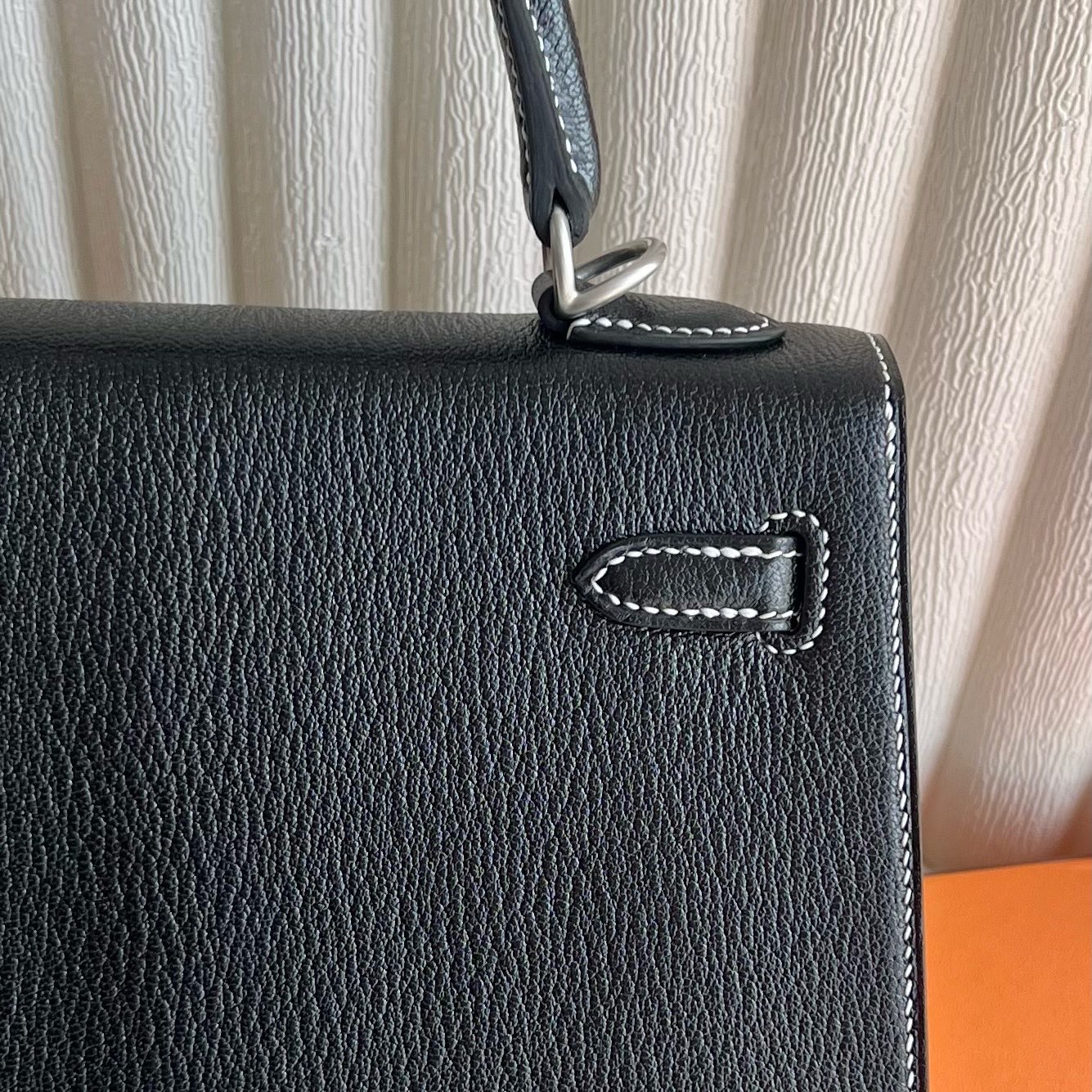愛馬仕Kelly包香港價格 Hermès Kelly 25 Chever 山羊皮 黑色内拼Gris Perle 珍珠灰磨砂銀扣