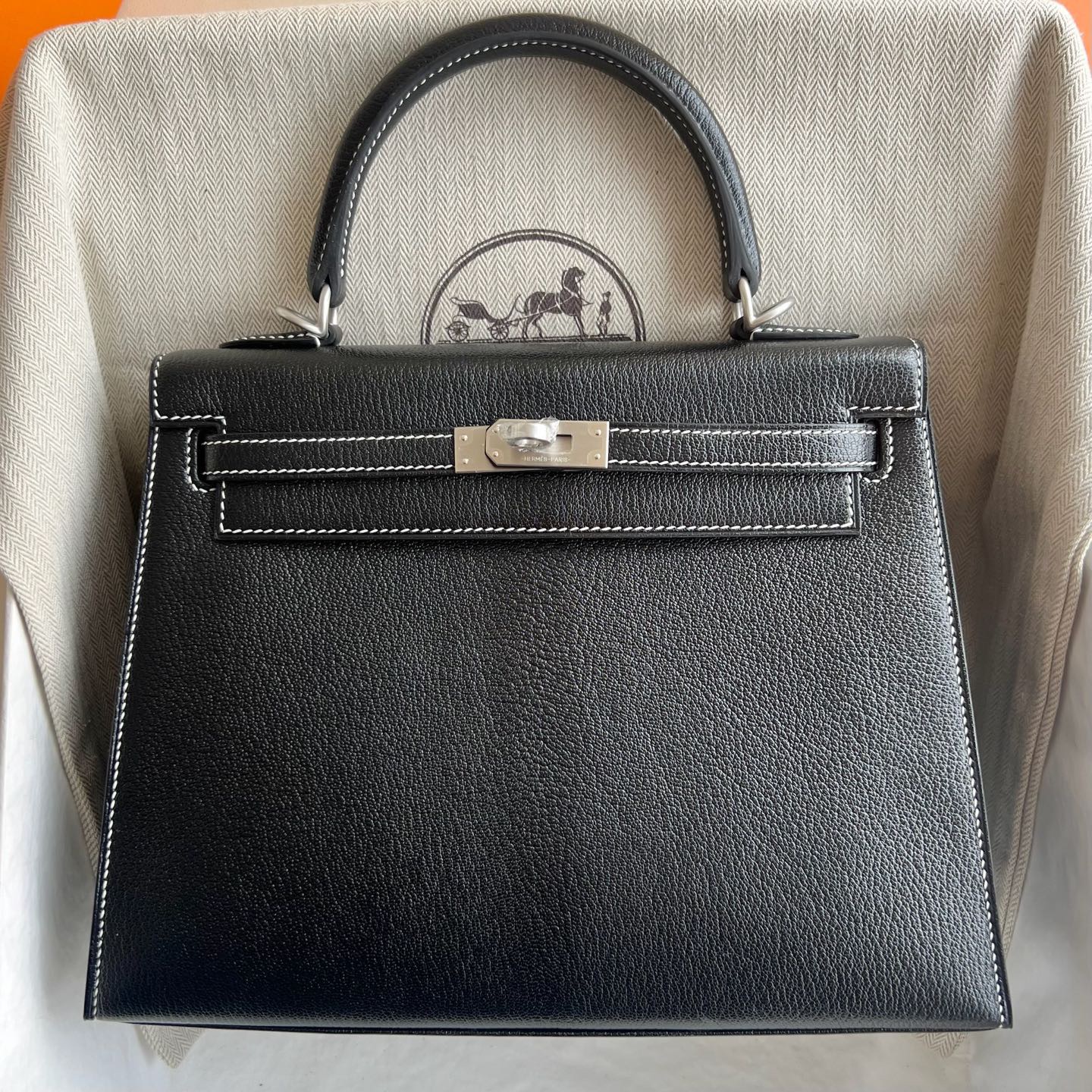 愛馬仕Kelly包香港價格 Hermès Kelly 25 Chever 山羊皮 黑色内拼Gris Perle 珍珠灰磨砂銀扣