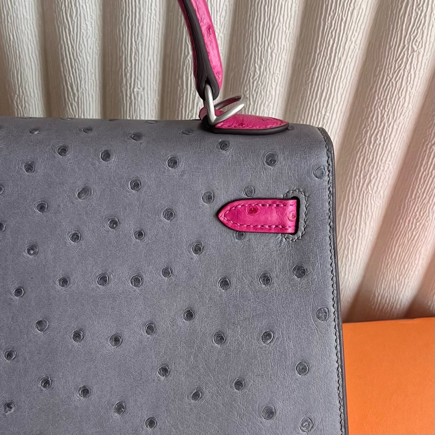 馬來西亞愛馬仕凱莉25多少錢 Hermes Kelly Sellier 25 Ostrich Gris Agathe瑪瑙灰/ Rose Tyrien桃紅色 磨砂銀扣