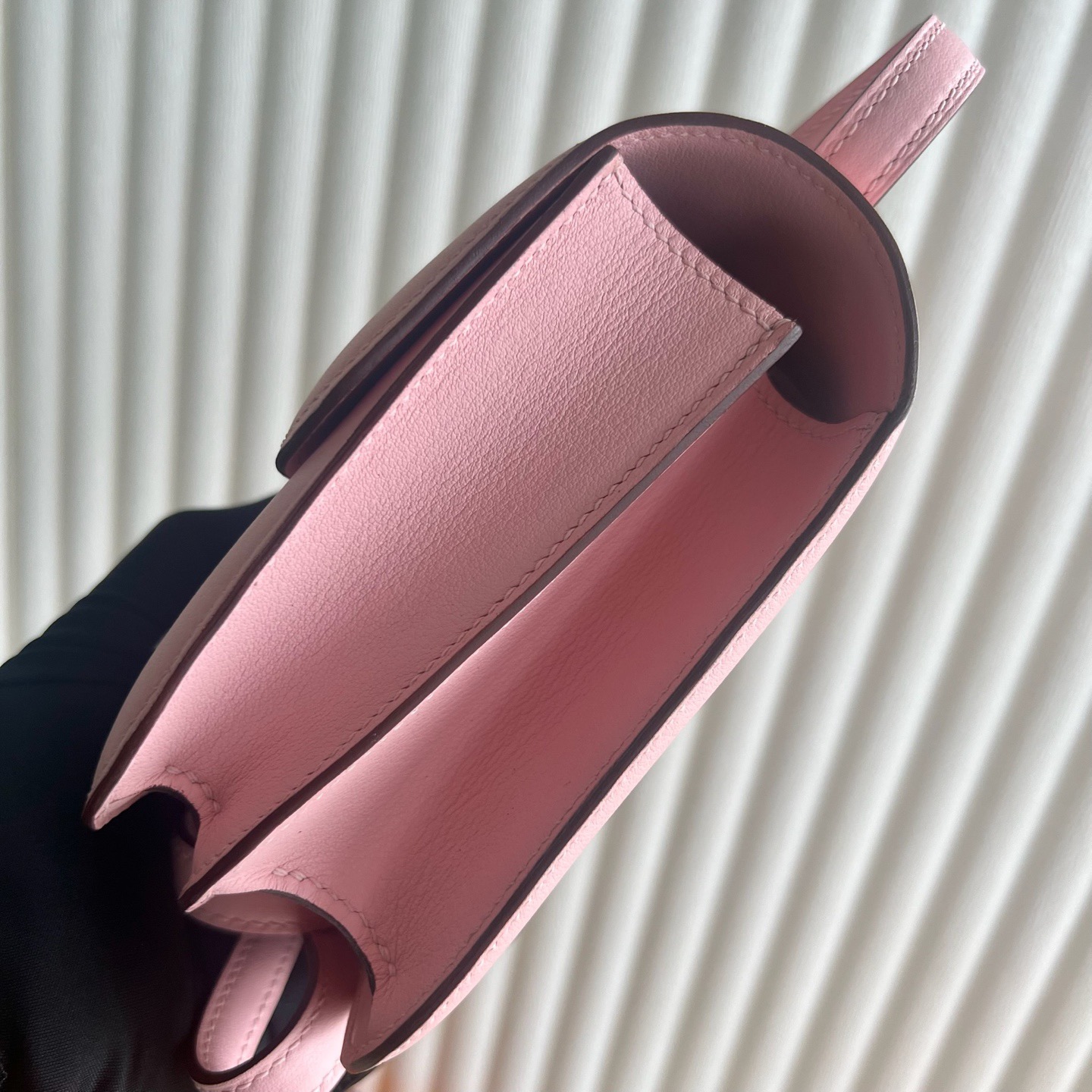 愛馬仕空姐包細節圖片Hermes Constance 18 Swift Rose Sakura櫻花粉蜥蜴扣