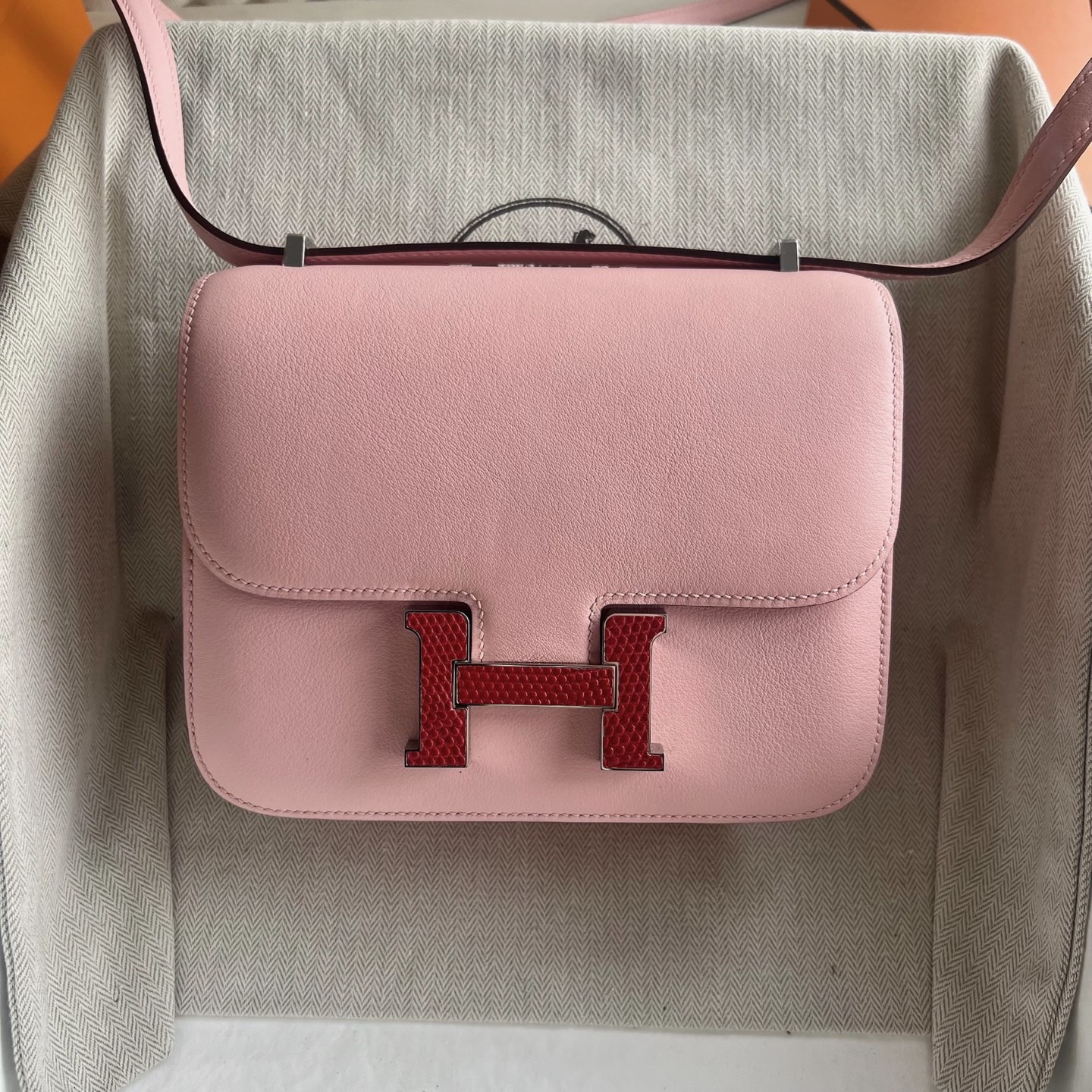 愛馬仕空姐包細節圖片Hermes Constance 18 Swift Rose Sakura櫻花粉蜥蜴扣