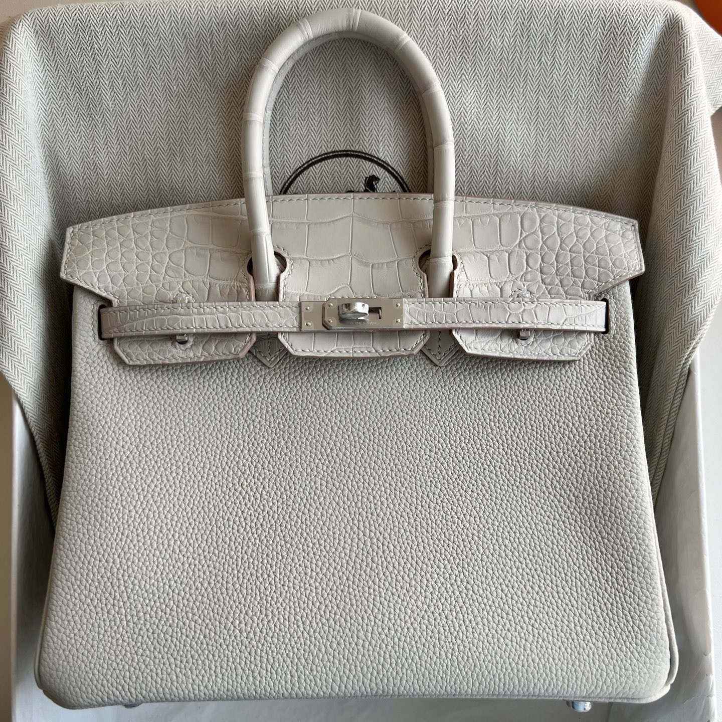 愛馬仕鉑金包包圖片及泰國價格 Hermes Birkin 25 Touch Togo/Matte Alligator Crocodile 8L冰川白Beton