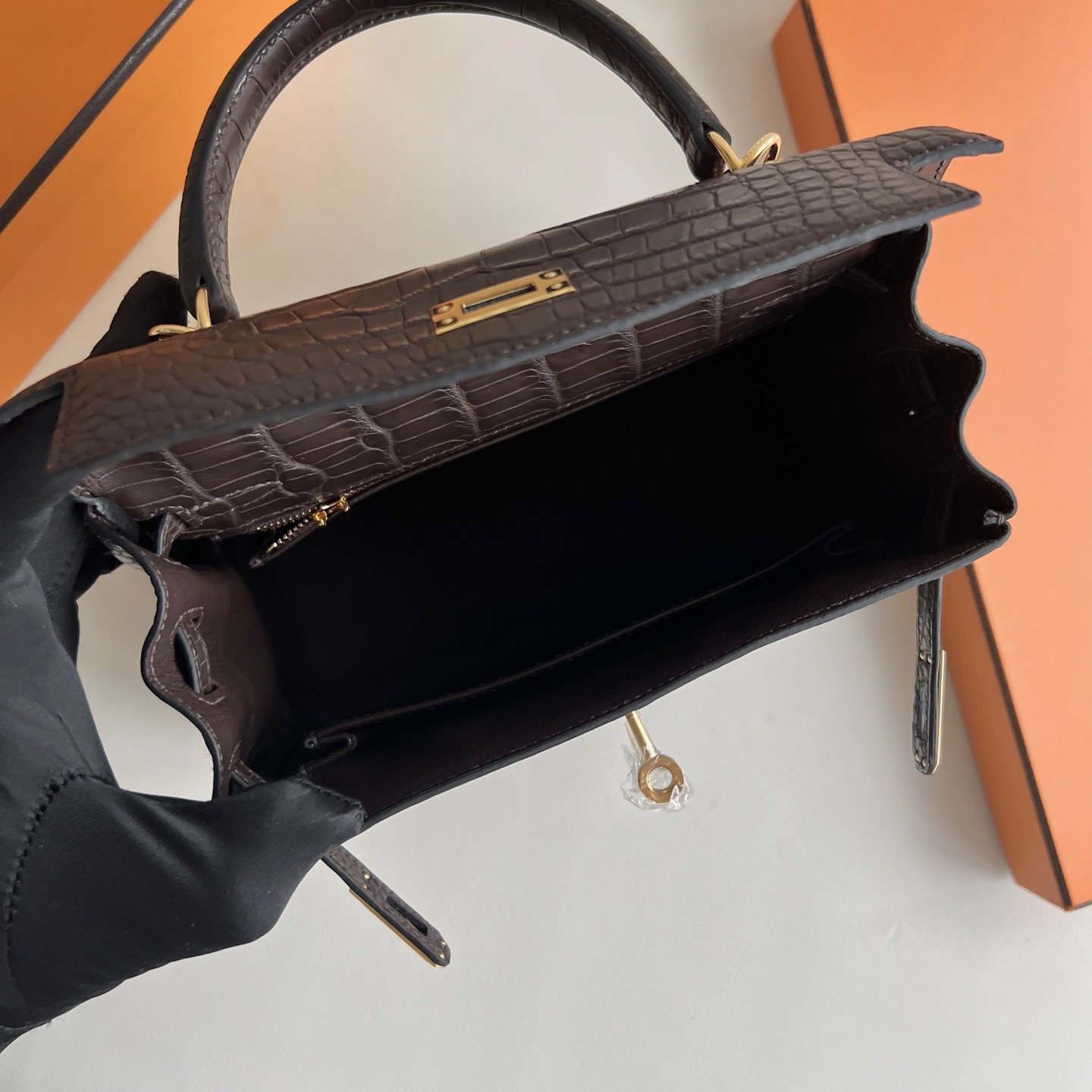 愛馬仕凱莉包細節圖 Hermes Kelly Retourne 25 Matte Alligator Crocodile Chocolate巧克力