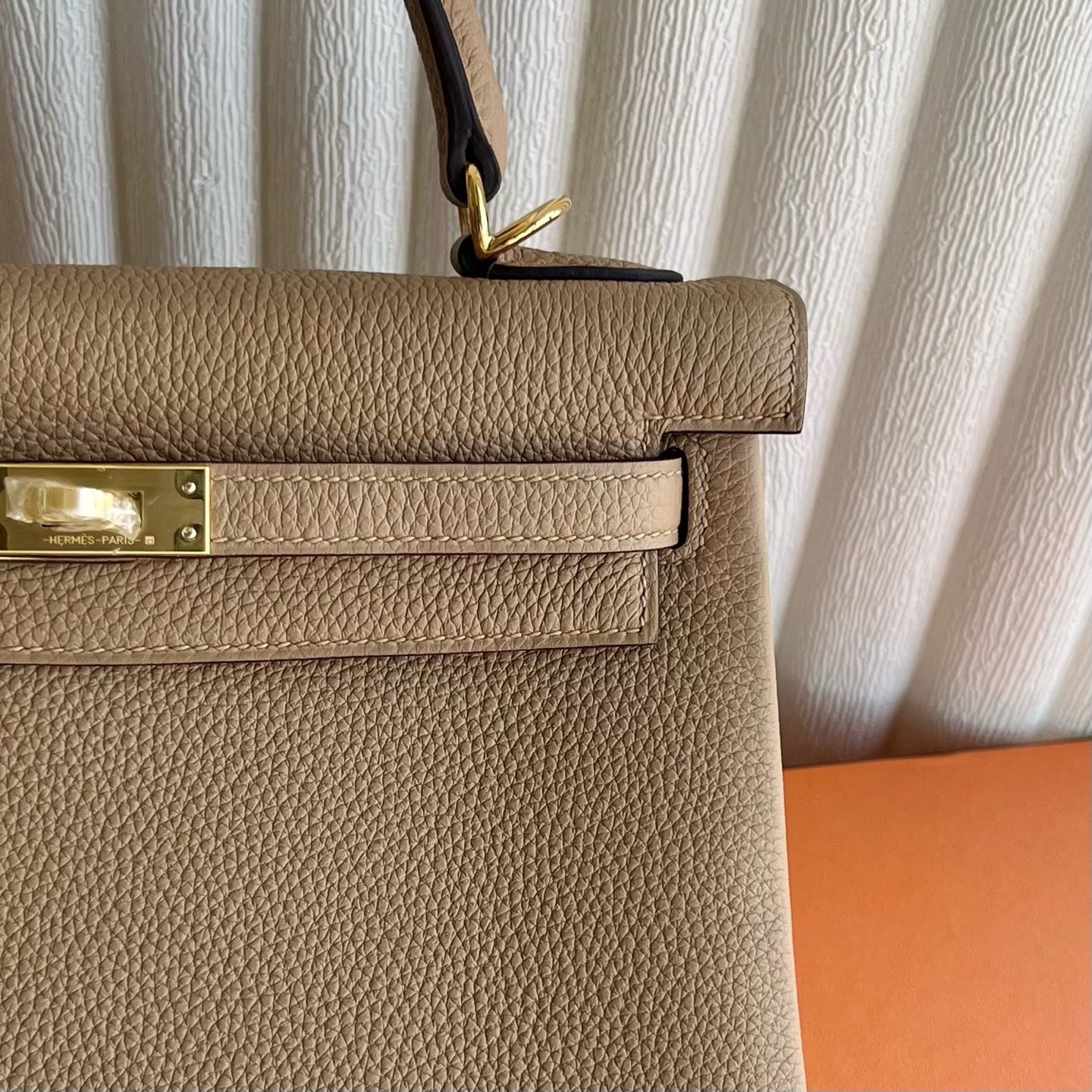 愛馬仕凱莉包多少錢Hermes Kelly Retourne 25 Togo Chai 奶茶色 金色五金