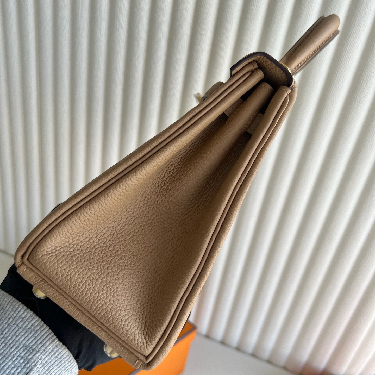 愛馬仕凱莉包多少錢Hermes Kelly Retourne 25 Togo Chai 奶茶色 金色五金