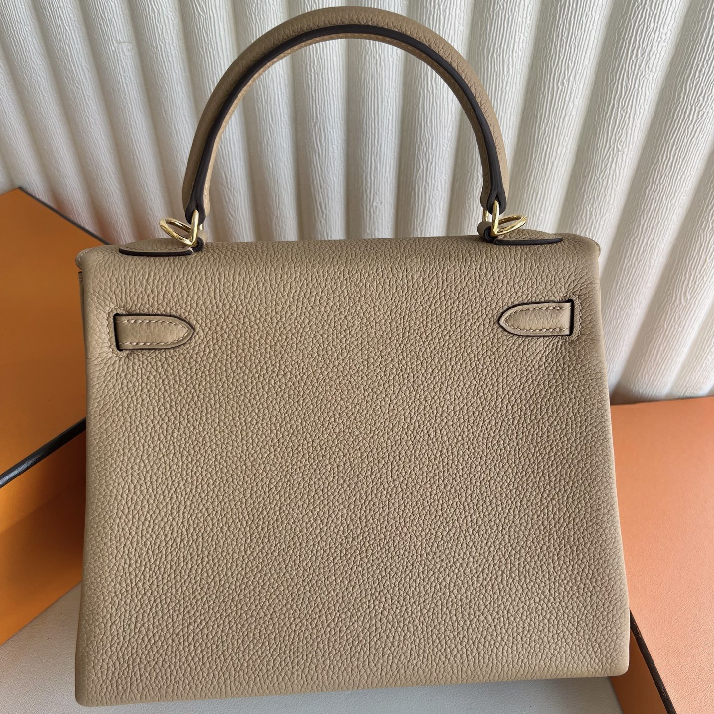 愛馬仕凱莉包多少錢Hermes Kelly Retourne 25 Togo Chai 奶茶色 金色五金