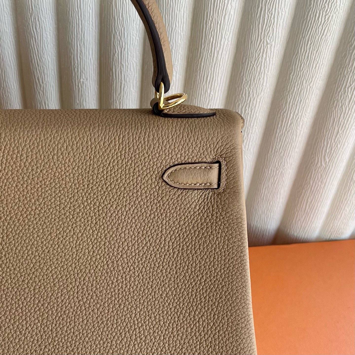 愛馬仕凱莉包多少錢Hermes Kelly Retourne 25 Togo Chai 奶茶色 金色五金