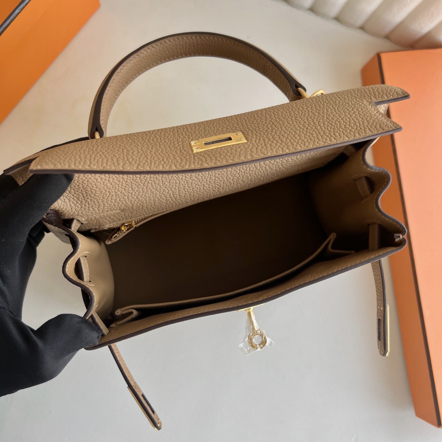 愛馬仕凱莉包多少錢Hermes Kelly Retourne 25 Togo Chai 奶茶色 金色五金