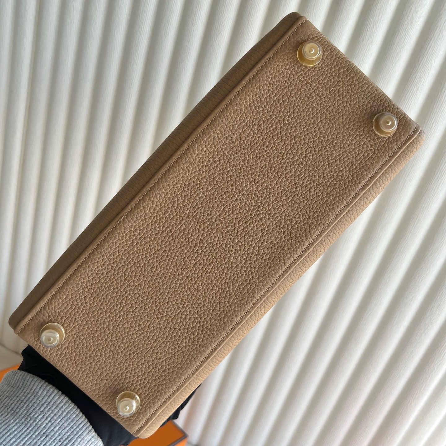 愛馬仕凱莉包多少錢Hermes Kelly Retourne 25 Togo Chai 奶茶色 金色五金