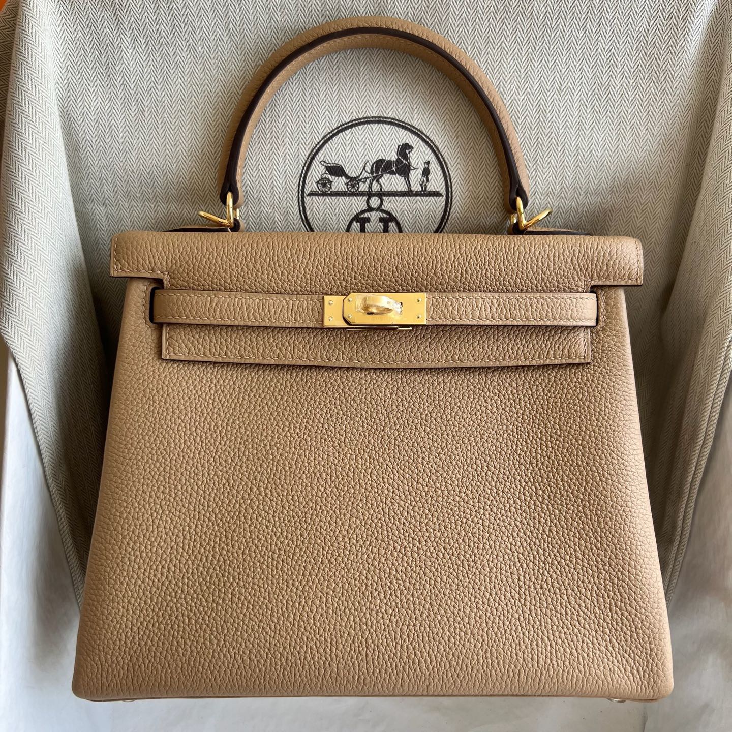 愛馬仕凱莉包多少錢Hermes Kelly Retourne 25 Togo Chai 奶茶色 金色五金