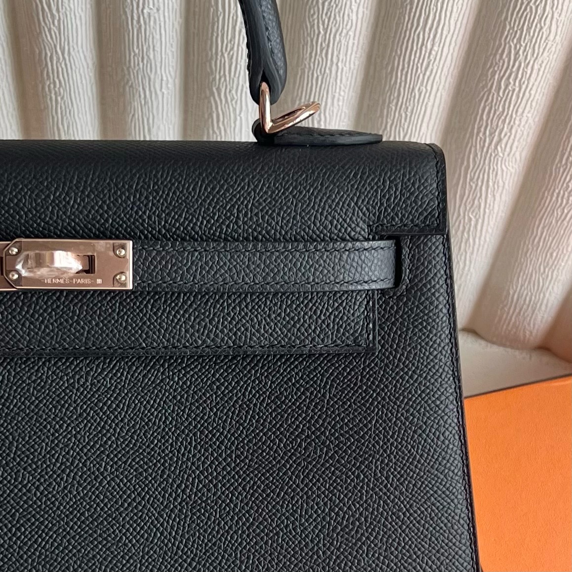 愛馬仕凱莉包25寸價格 Hermes Kelly Sellier 25 Epsom Noir黑色玫瑰金金色五金