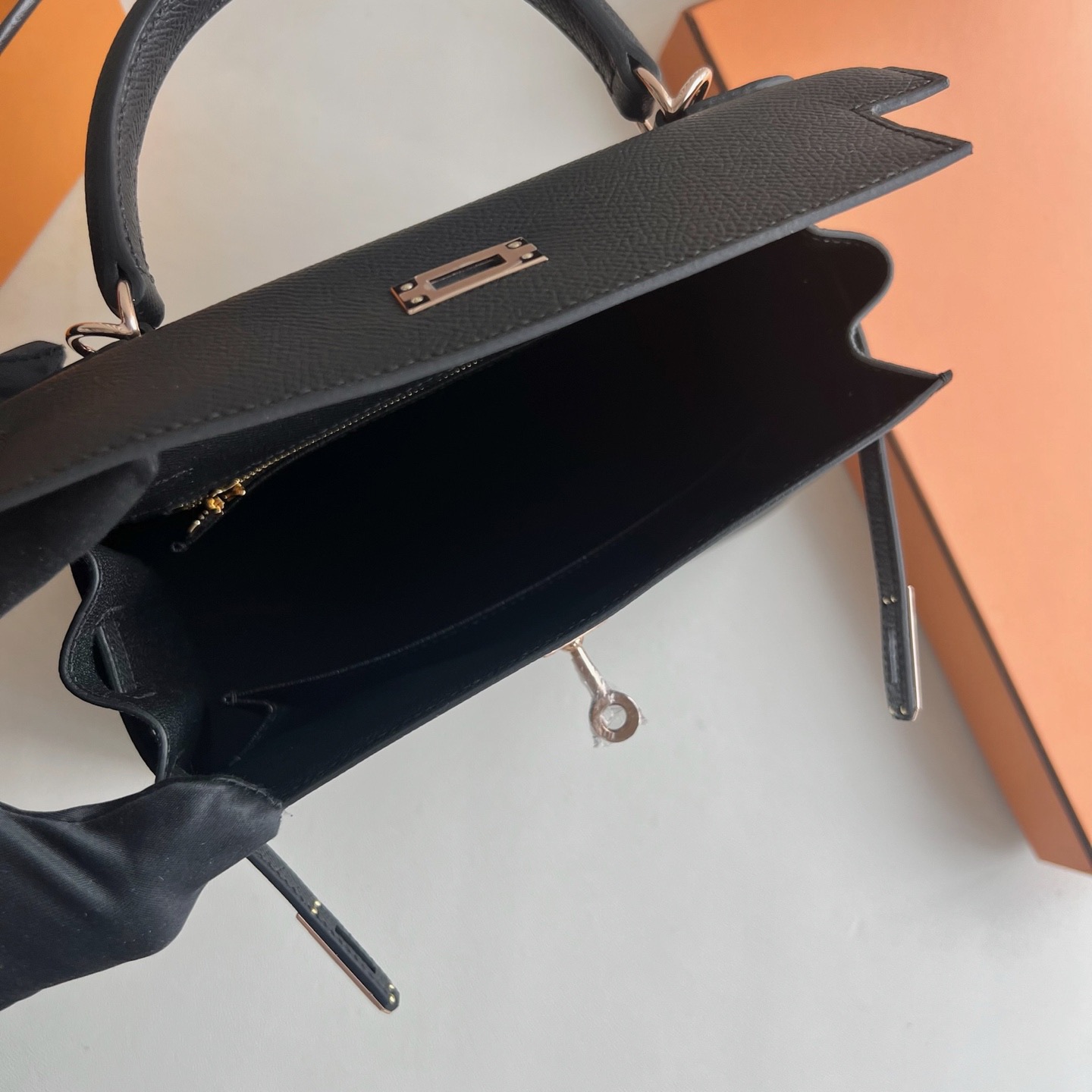 愛馬仕凱莉包25寸價格 Hermes Kelly Sellier 25 Epsom Noir黑色玫瑰金金色五金